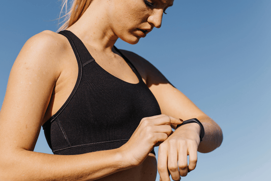 Top 5 Fitness Trackers Without Screens in 2025 – Long Battery Life, No Subscriptions